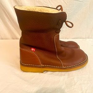 Ladies warm winter boots with reversible shaft, and wool lining.